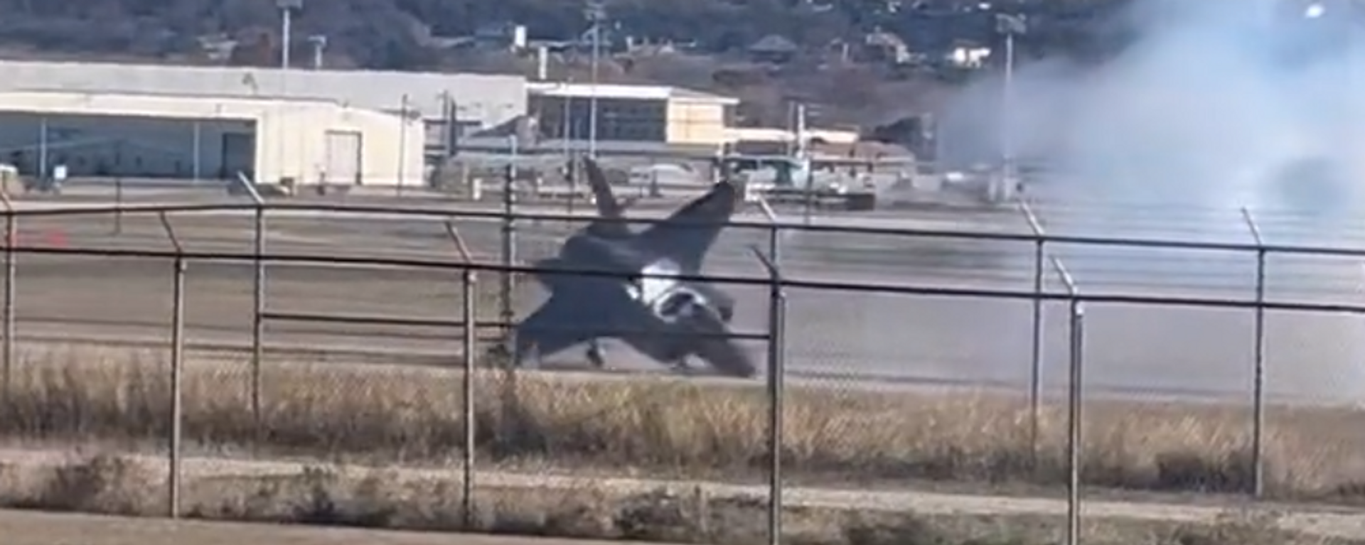 Video taken by Kitt Wilder captures the moment that an F-35B jet crashed early Thursday during a test in Texas' Fort Worth base. Although the condition of the pilot is unknown, they are seen ejected from the fighter jet. - Sputnik International, 1920, 15.12.2022