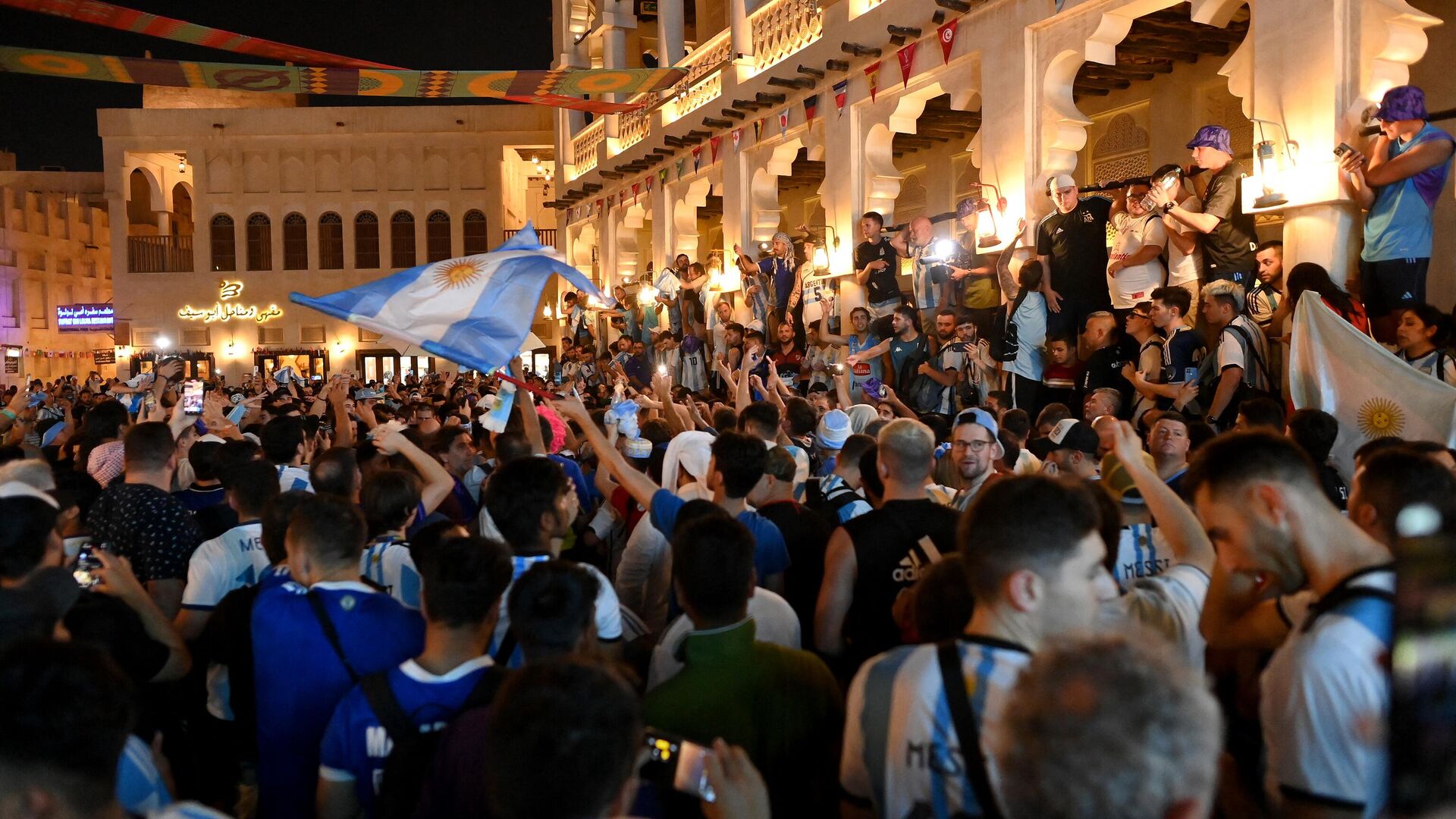 Argentinian fans gather at the Souq Waqif in Doha on November 29, 2022 during the Qatar 2022 World Cup football tournament. (Photo by FRANCK FIFE / AFP) - Sputnik International, 1920, 16.12.2022