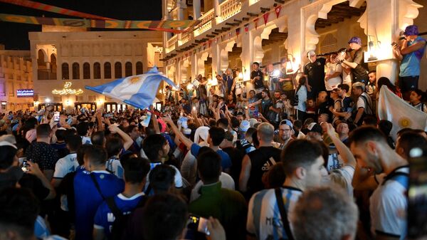 Argentinian fans gather at the Souq Waqif in Doha on November 29, 2022 during the Qatar 2022 World Cup football tournament. (Photo by FRANCK FIFE / AFP) - Sputnik International