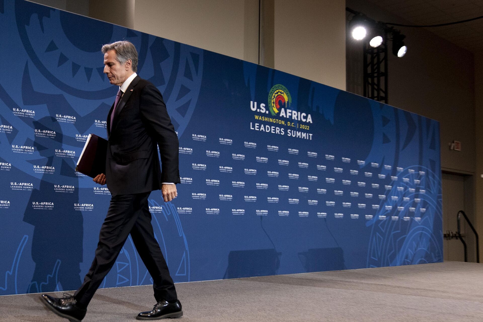 Secretary of State Antony Blinken departs a news conference at a U.S. Africa Leaders Summit at the Walter E. Washington Convention Center in Washington, Thursday, Dec. 15, 2022.  - Sputnik International, 1920, 23.04.2023