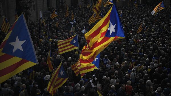 Protesters wave Catalan pro-independence Estelada flags during a rally against changes to sedition law - Sputnik International