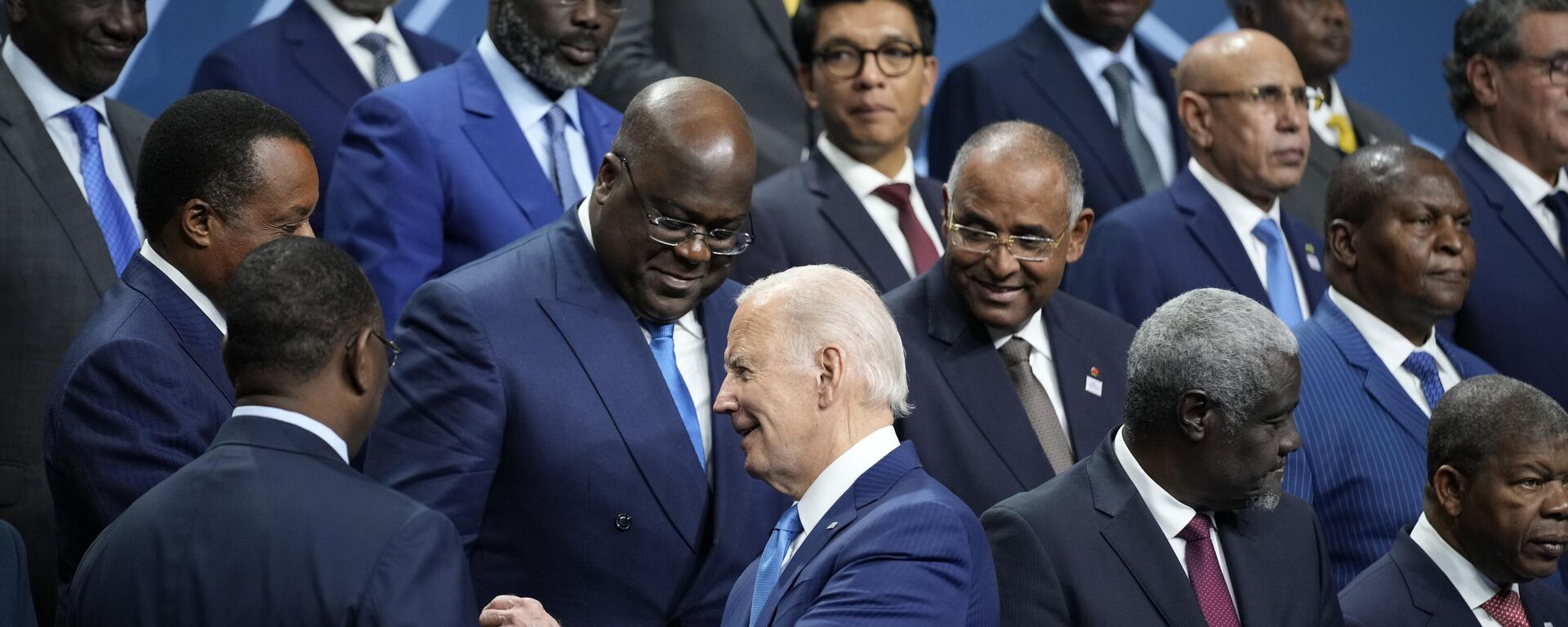 President Joe Biden talks with African leaders before they pose for a family photo during the U.S.-Africa Leaders Summit - Sputnik International, 1920, 16.12.2022