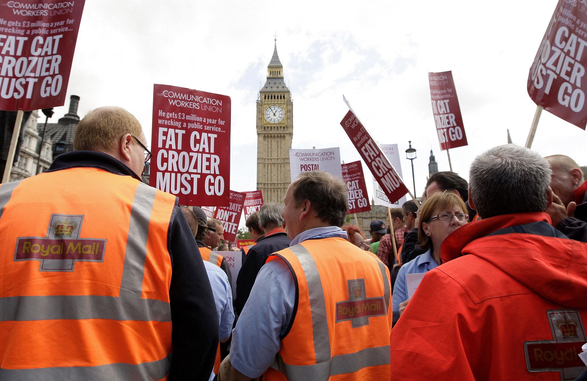 British postal workers gather outside London's Houses of Parliament in central London, on July 17, 2009, during a 24 hour strike over jobs, pay and services across the UK. AFP PHOTO/Shaun Curry (Photo by SHAUN CURRY / AFP) - Sputnik International, 1920, 17.12.2022