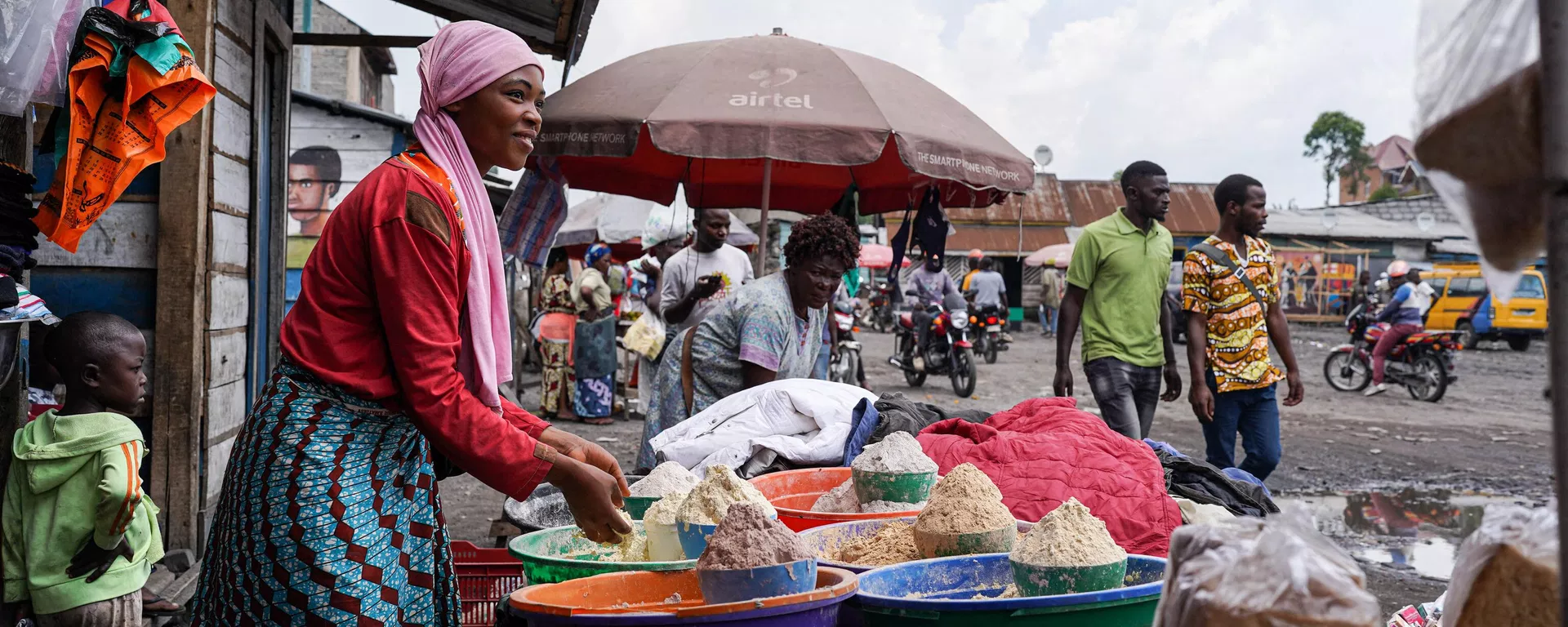 Um comerciante exibe itens à venda no estacionamento Rutshuru em Goma, leste da República Democrática do Congo, em 2 de dezembro de 2022. - (Foto de GLODY MURHABAZI / AFP) Um comerciante exibe itens à venda no estacionamento Rutshuru em Goma, leste da República Democrática do Congo, em 2 de dezembro de 2022. - (Foto de GLODY MURHABAZI / AFP) - Sputnik International, 1920, 19.12.2022