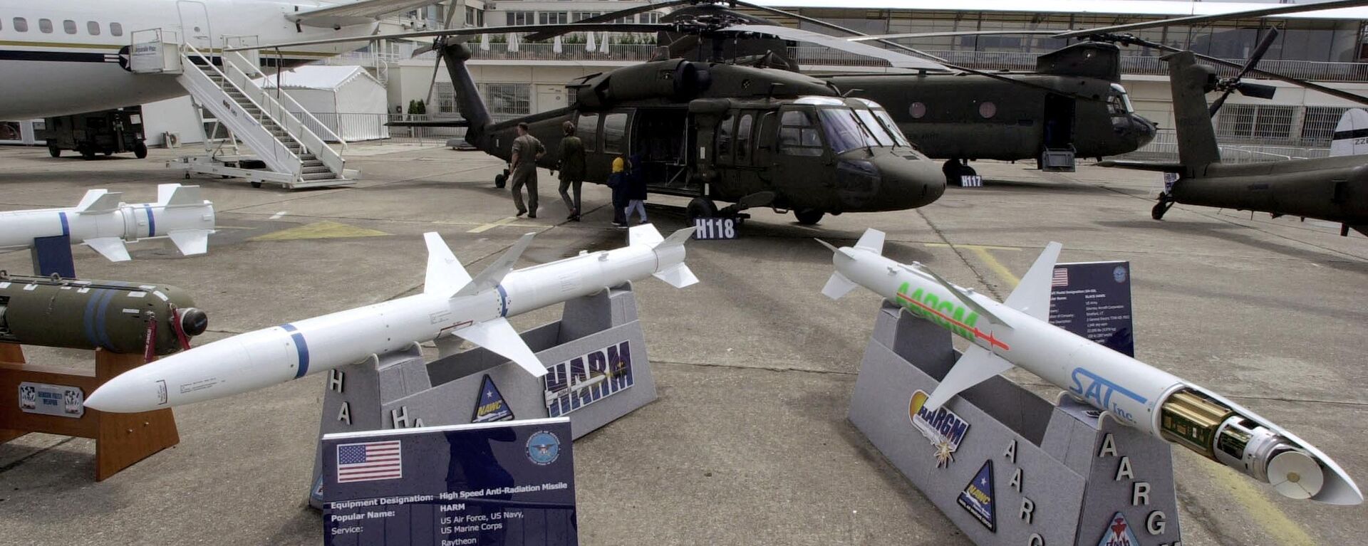 Models of anti-radiation missiles of American Raytheon are on display on June 17, 2001, at the 44th Paris-Le Bourget Air Show - Sputnik International, 1920, 18.12.2022