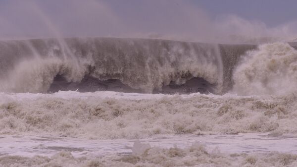 Waves crash near the shoreline after Typhoon Hinnamnor passed through Busan - Sputnik International