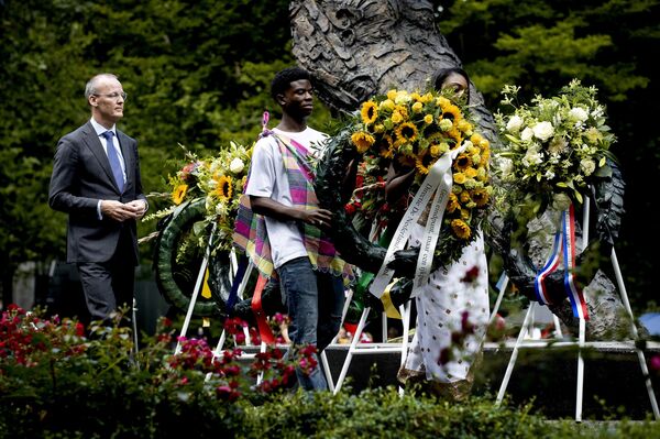 President of De Nederlandsche Bank, Klaas Knot (L), attends the national commemoration of the abolition of slavery in Suriname and the Caribbean Netherlands, at the National Slavery Past Remembrance Monument in Amsterdam, on July 1, 2022. - Sputnik International