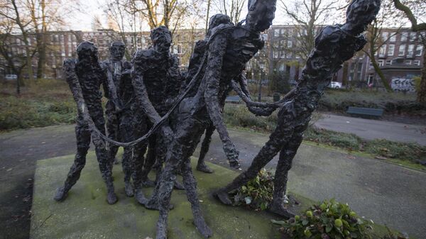 The National Monument Slavery Past by Erwin de Vries in  Amsterdam, Netherlands is seen in this Dec. 10, 2020. - Sputnik International