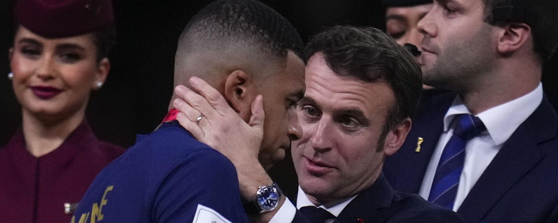 France's Kylian Mbappe is consoled by French President Emmanuel Macron after the World Cup final - Sputnik International, 1920, 19.12.2022