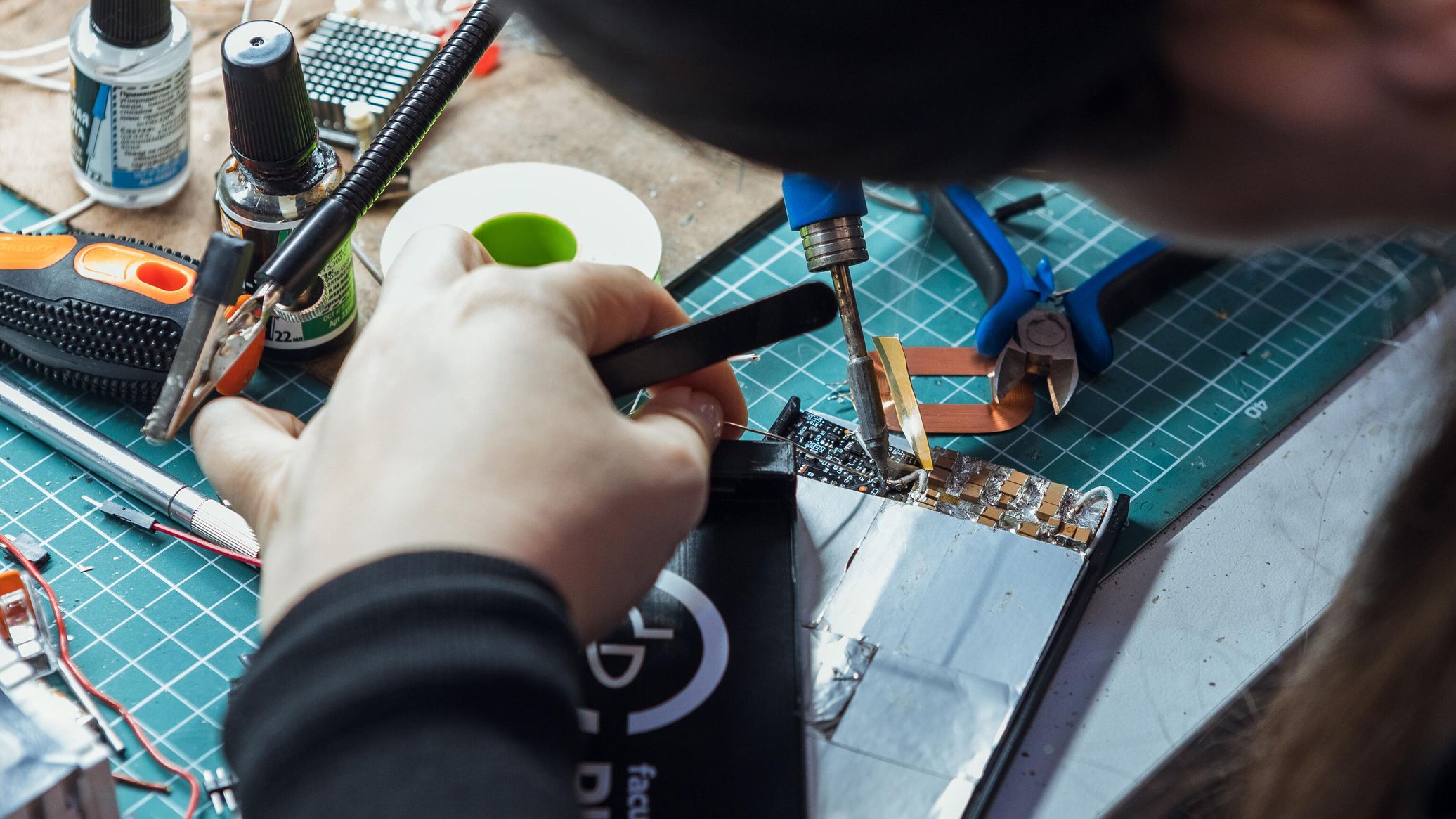 Russian Scientists Create World’s First Wirelessly Charged AA Battery