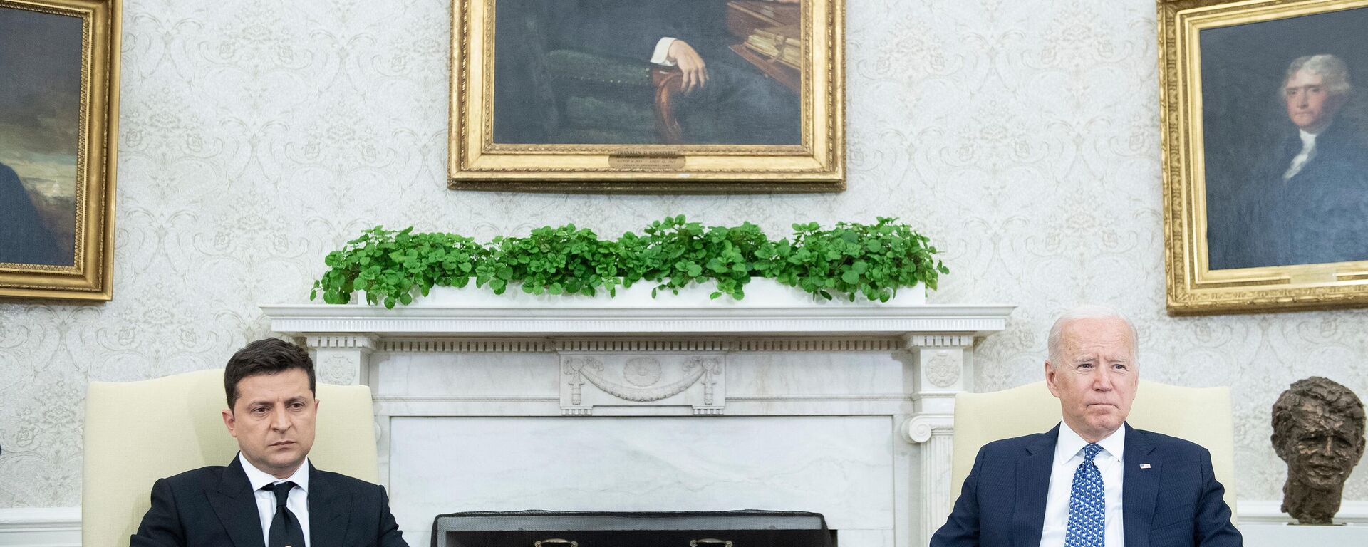US President Joe Biden and Ukraine's President Volodymyr Zelensky before a meeting in the Oval Office of the White House September 1, 2021, in Washington, DC - Sputnik International, 1920, 21.12.2022