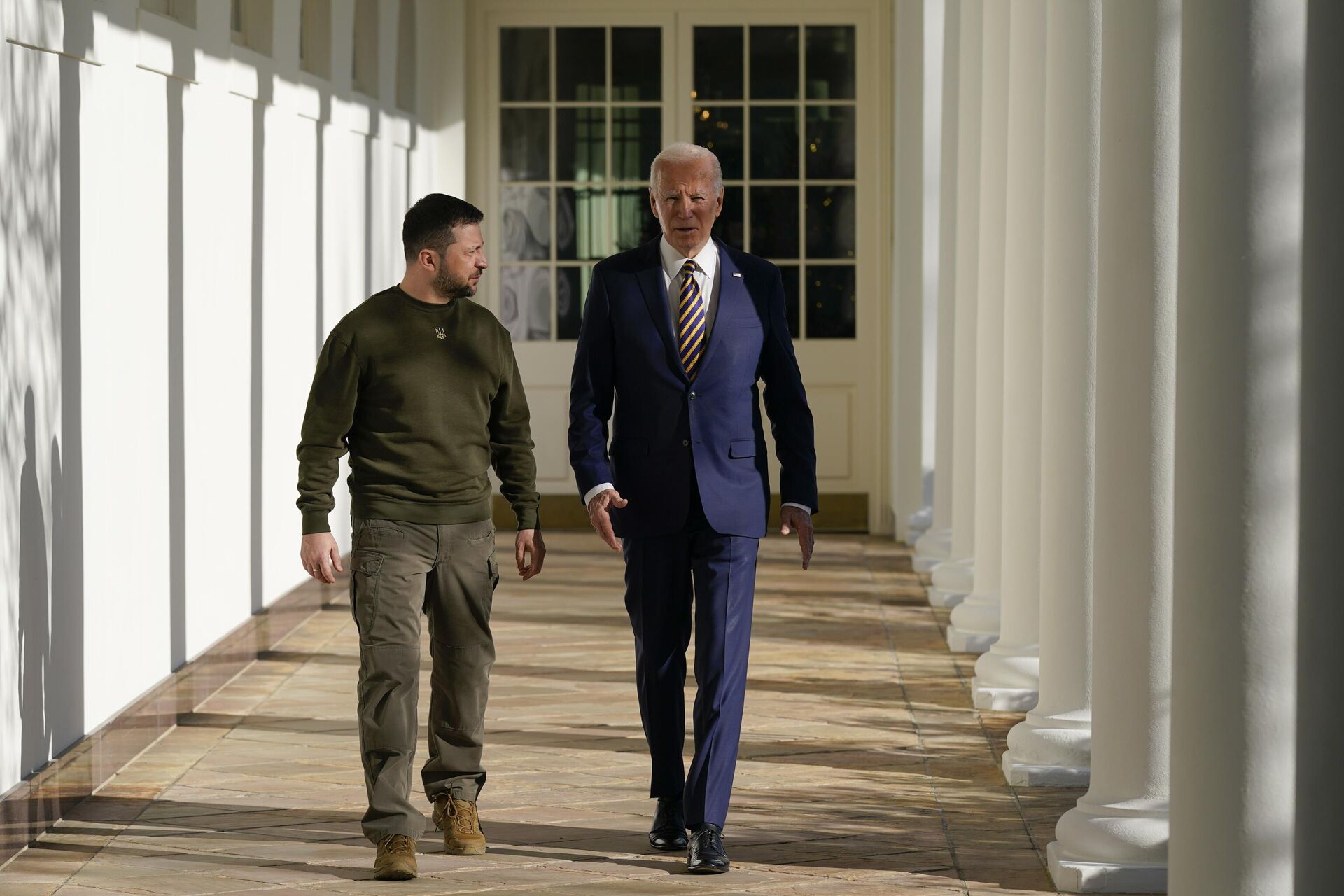 President Joe Biden and Ukrainian President Volodymyr Zelenskyy walk along the Colonnade of the White House, Wednesday, Dec. 21, 2022, in Washington.  - Sputnik International, 1920, 21.01.2023