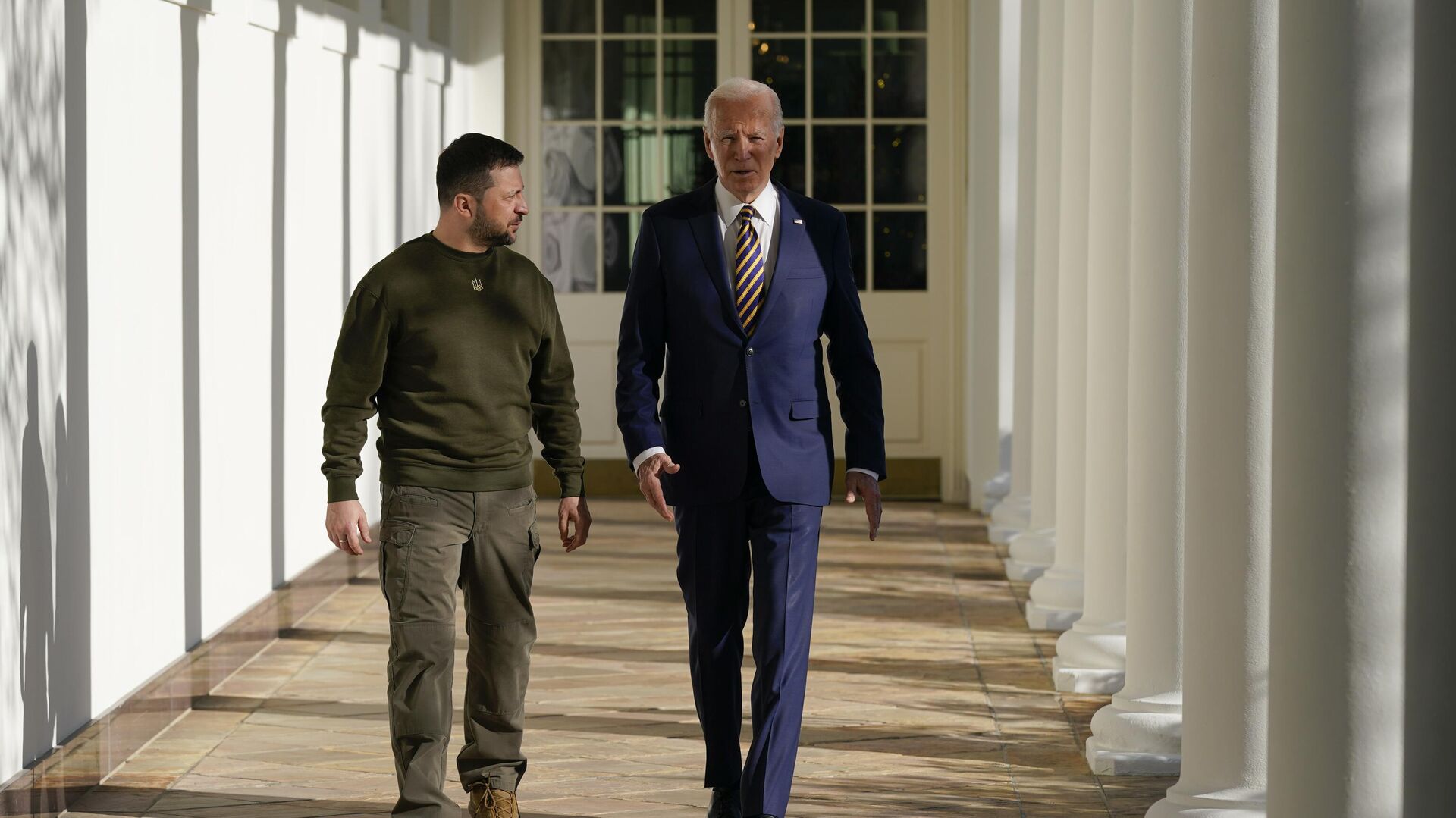 President Joe Biden and Ukrainian President Volodymyr Zelenskyy walk along the Colonnade of the White House, Wednesday, Dec. 21, 2022, in Washington.  - Sputnik International, 1920, 31.03.2023
