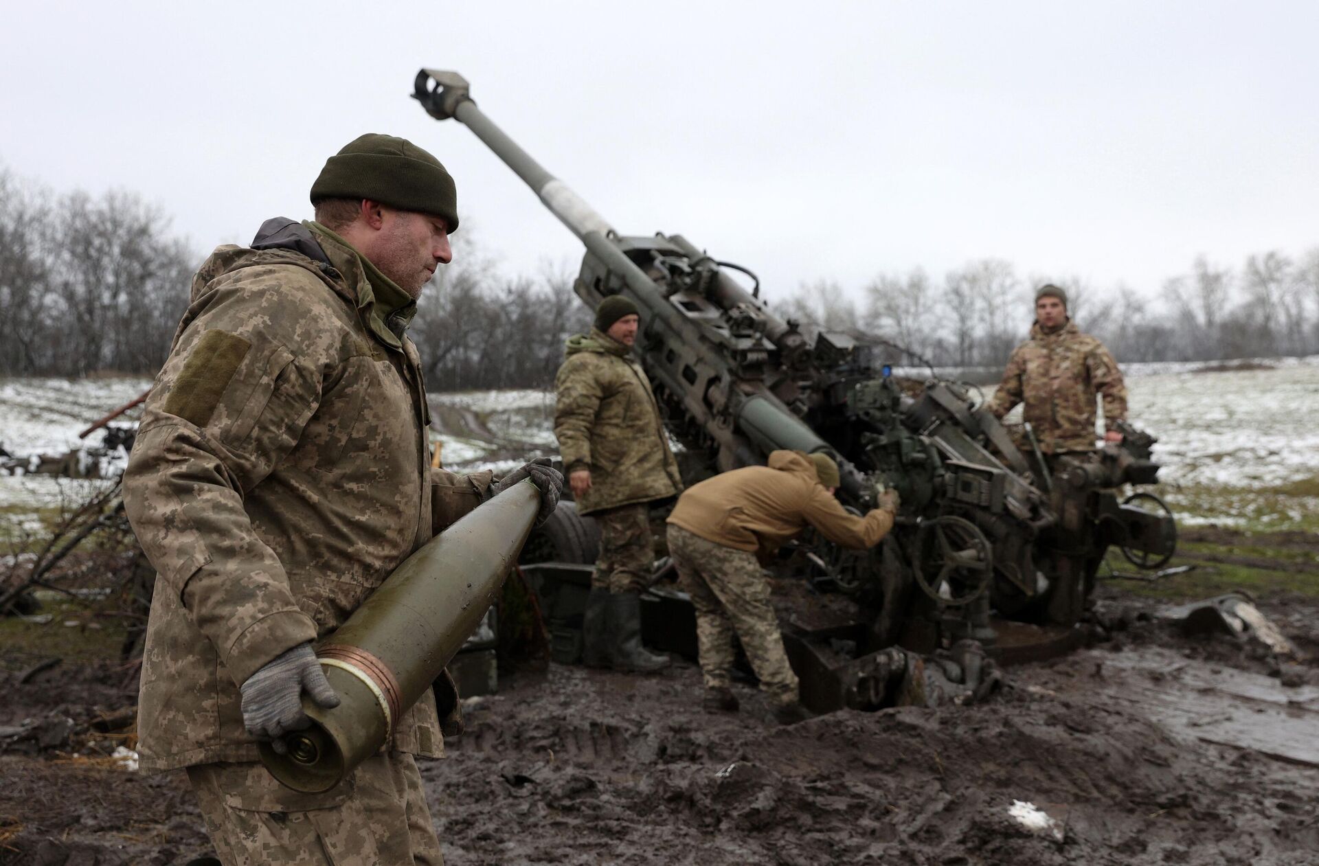Ukrainian artillerymen fire a M777 howitzer towards Russian positions on the frontline of eastern Ukraine - Sputnik International, 1920, 18.01.2023