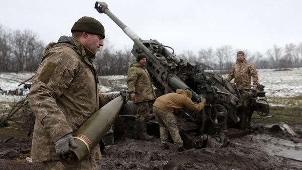 Ukrainian artillerymen fire a M777 howitzer towards Russian positions on the frontline of eastern Ukraine - Sputnik International
