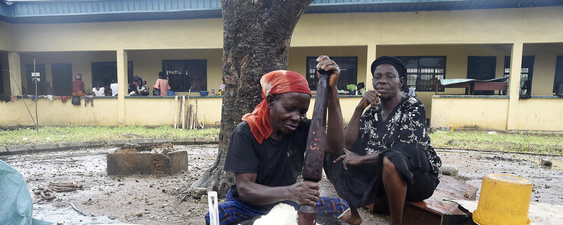 A woman pounds ingredients in a mortar as she prepares food in an internally displaced people's (IDP) camp, where flood evacuees are accommodated, at Community Primary School in Ihuike, Niger delta region of Ahoada, Rivers State, southern Nigeria, on October 21, 2022 - Sputnik International, 1920, 22.12.2022