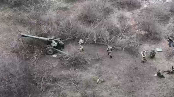 Donetsk People's Militia units fire heavy howitzers at Ukrainian positions outside New York. - Sputnik International