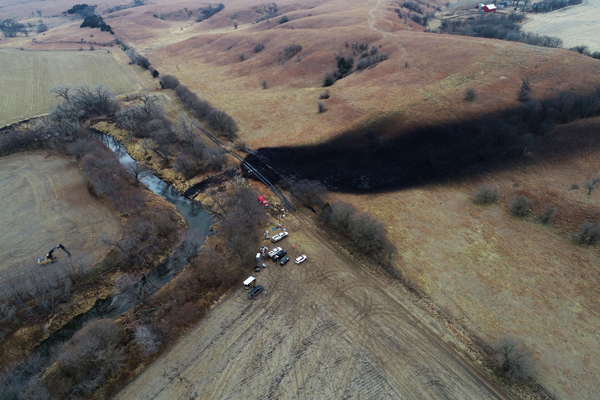 In this photo taken by a drone, cleanup continues in the area where the ruptured Keystone pipeline dumped oil into a creek in Washington County, Kan., Friday, Dec. 9, 2022. (DroneBase via AP) - Sputnik International, 1920, 23.12.2022