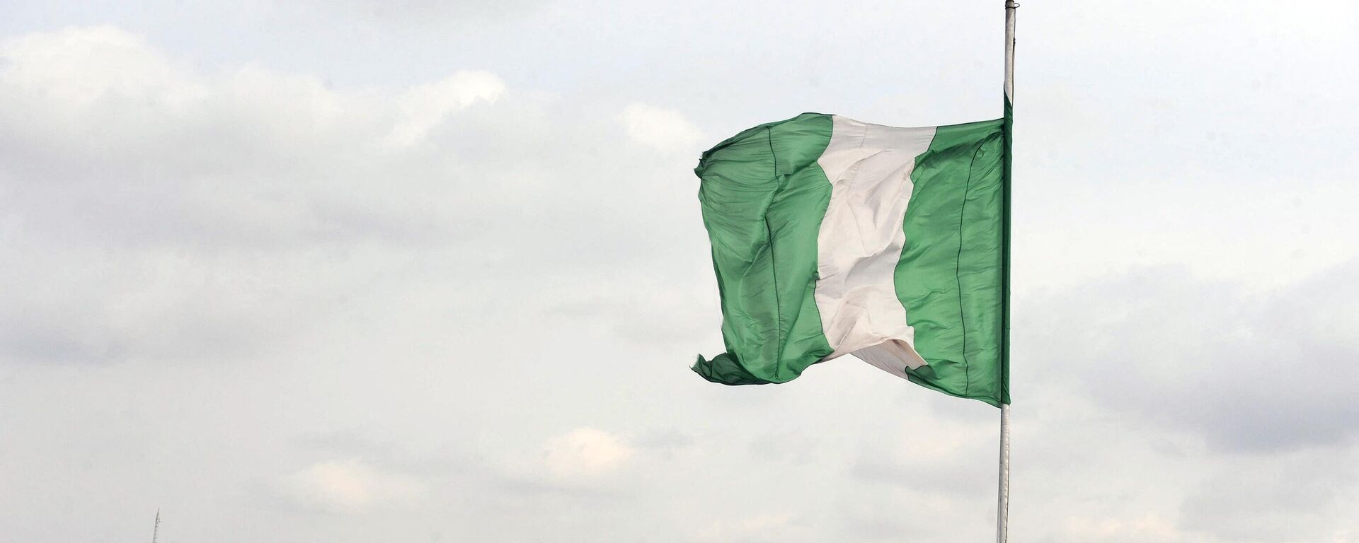 Nigeria's national flag flies above a factory on Ibadan expressway September 8, 2012 in Lagos. - Sputnik International, 1920, 23.12.2022