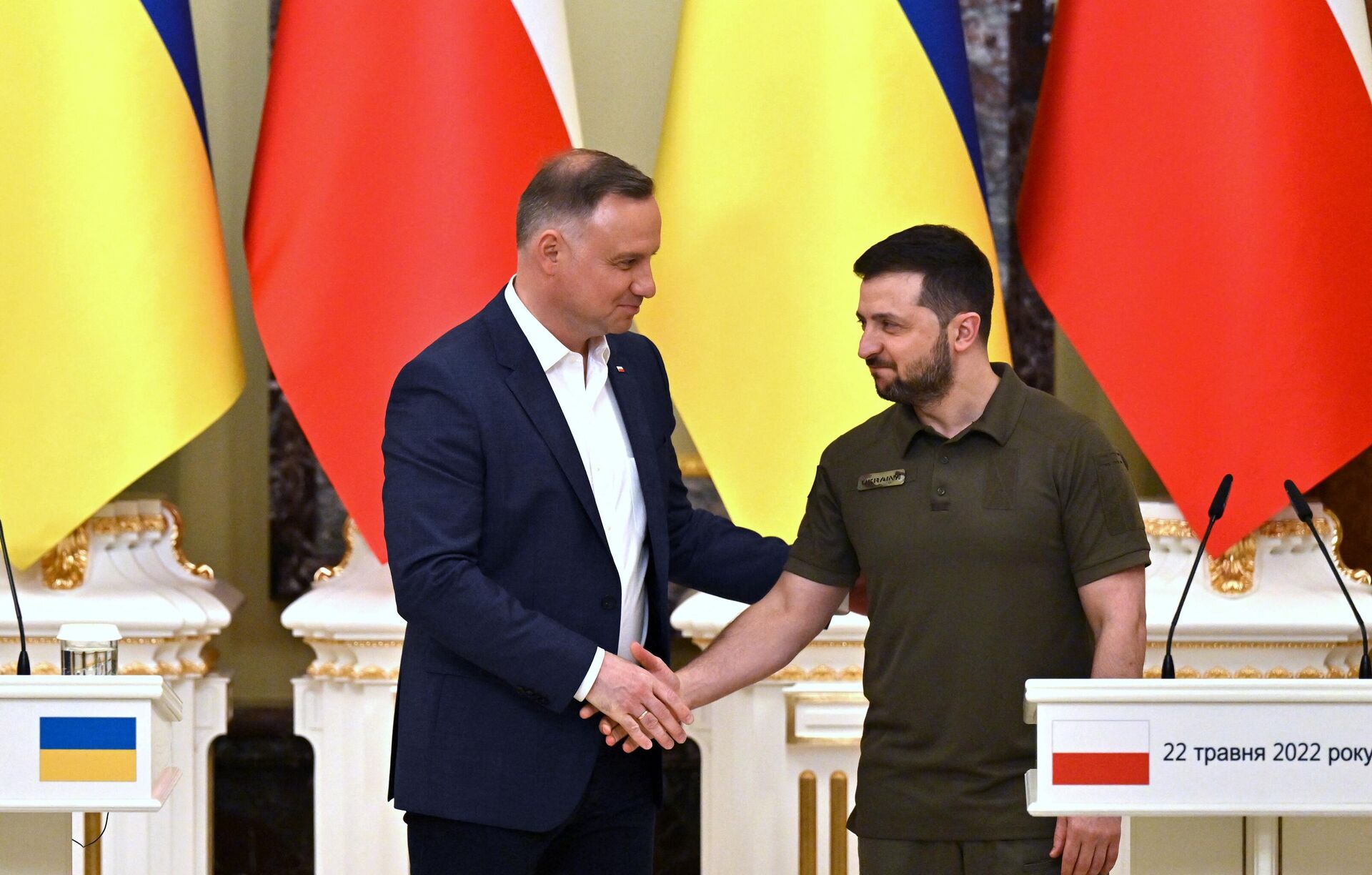Ukrainian President Volodymyr Zelensky (R) and his Polish counterpart Andrzej Duda shake hands during a press conference following their talks in Kiev on May 22, 2022 - Sputnik International, 1920, 21.01.2023