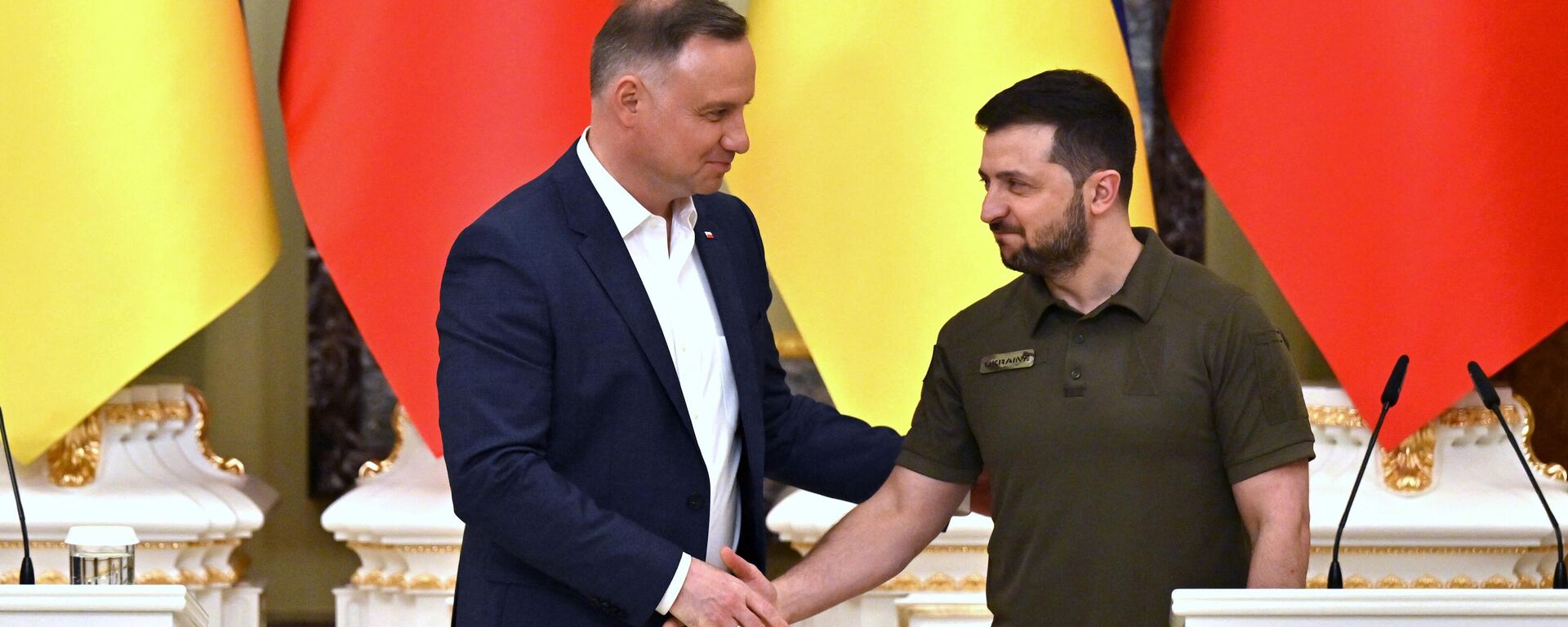 Ukrainian President Volodymyr Zelensky (R) and his Polish counterpart Andrzej Duda shake hands during a press conference following their talks in Kiev on May 22, 2022 - Sputnik International, 1920, 23.12.2022