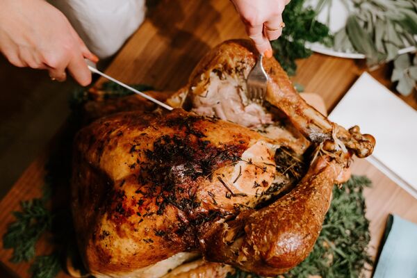 Christmas dinner in the United States is not complete without a roast turkey. The Christmas turkey tradition can be traced back to Henry VIII, who decided to make the bird a staple for the festive day. - Sputnik International