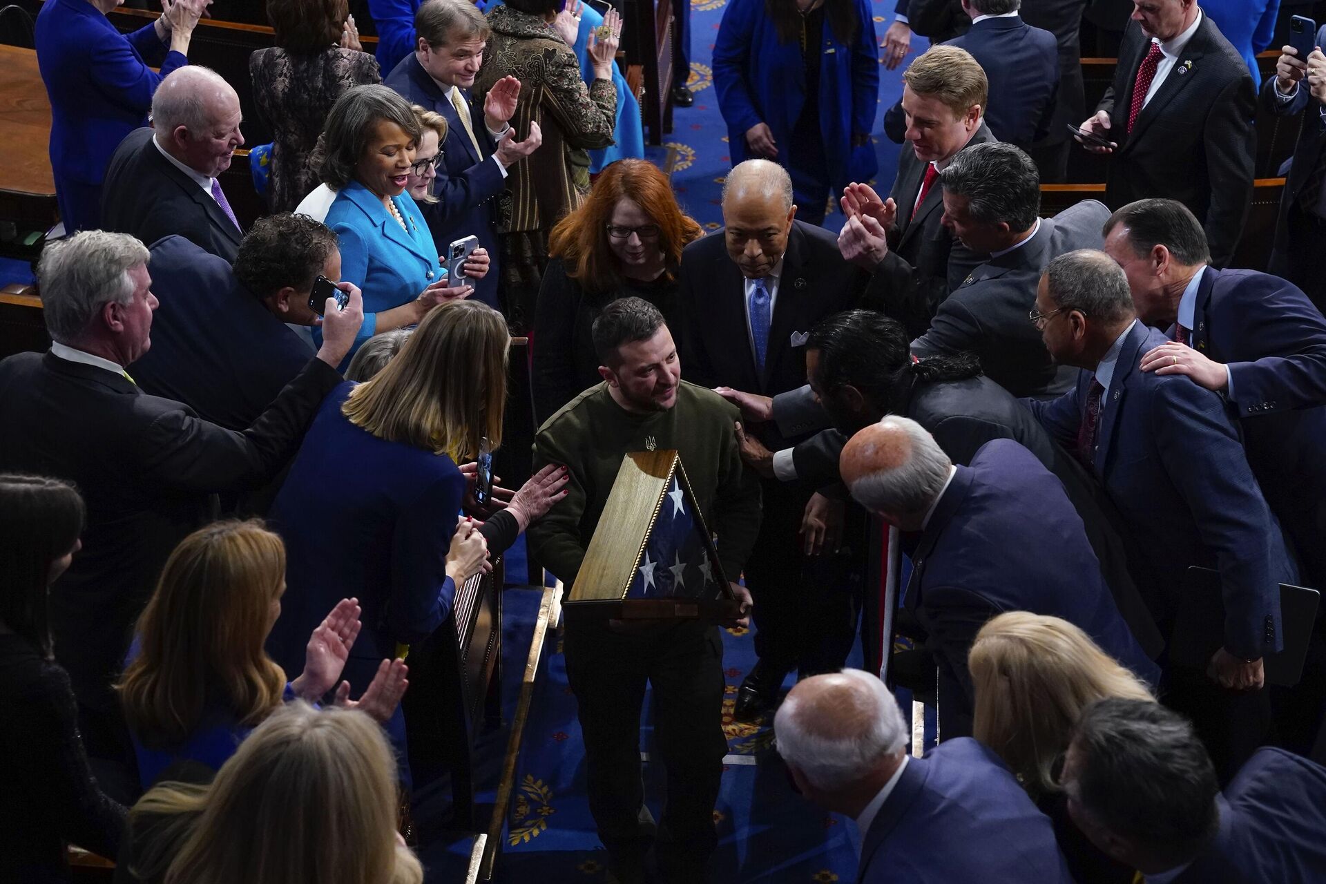 Ukrainian President Volodymyr Zelenskyy holds an American flag that was gifted to him by House Speaker Nancy Pelosi of Calif., as he leaves after addressing a joint meeting of Congress on Capitol Hill in Washington, Wednesday, Dec. 21, 2022. - Sputnik International, 1920, 26.01.2023