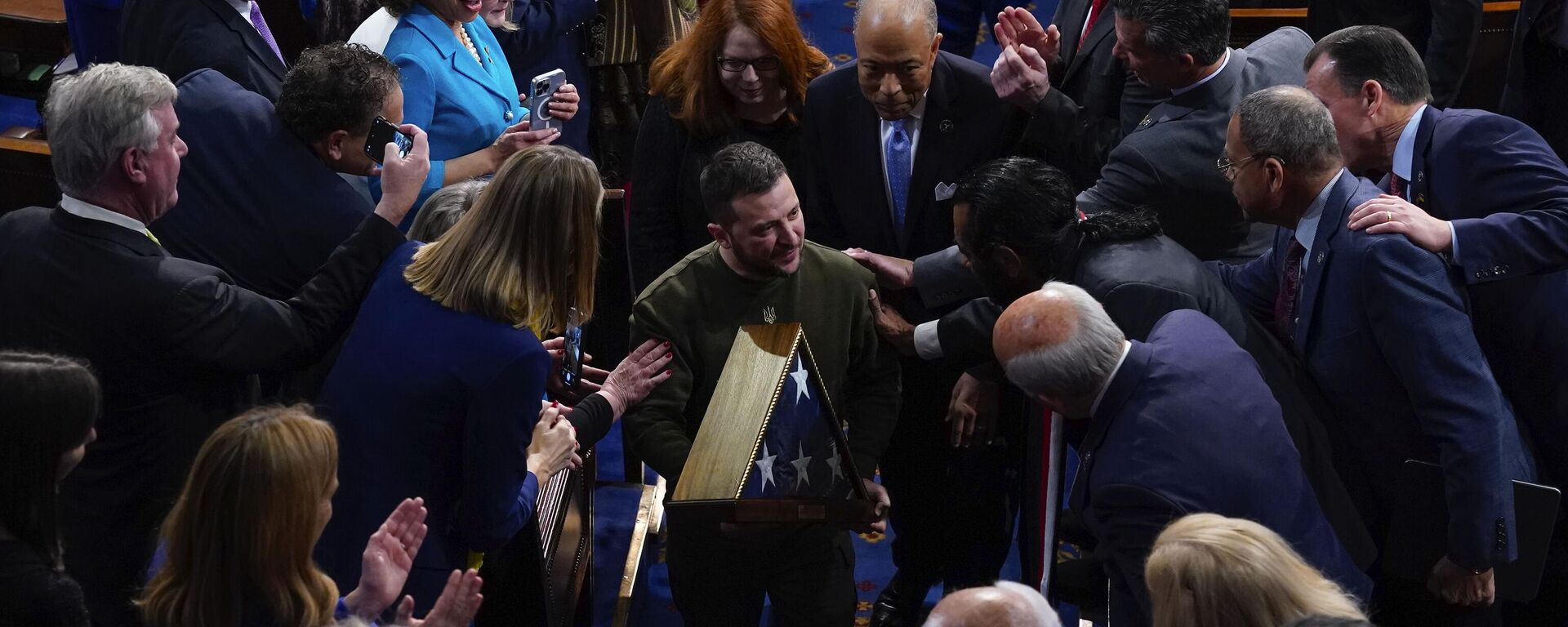 Ukrainian President Volodymyr Zelenskyy holds an American flag that was gifted to him by House Speaker Nancy Pelosi of Calif., as he leaves after addressing a joint meeting of Congress on Capitol Hill in Washington, Wednesday, Dec. 21, 2022. - Sputnik International, 1920, 23.12.2022