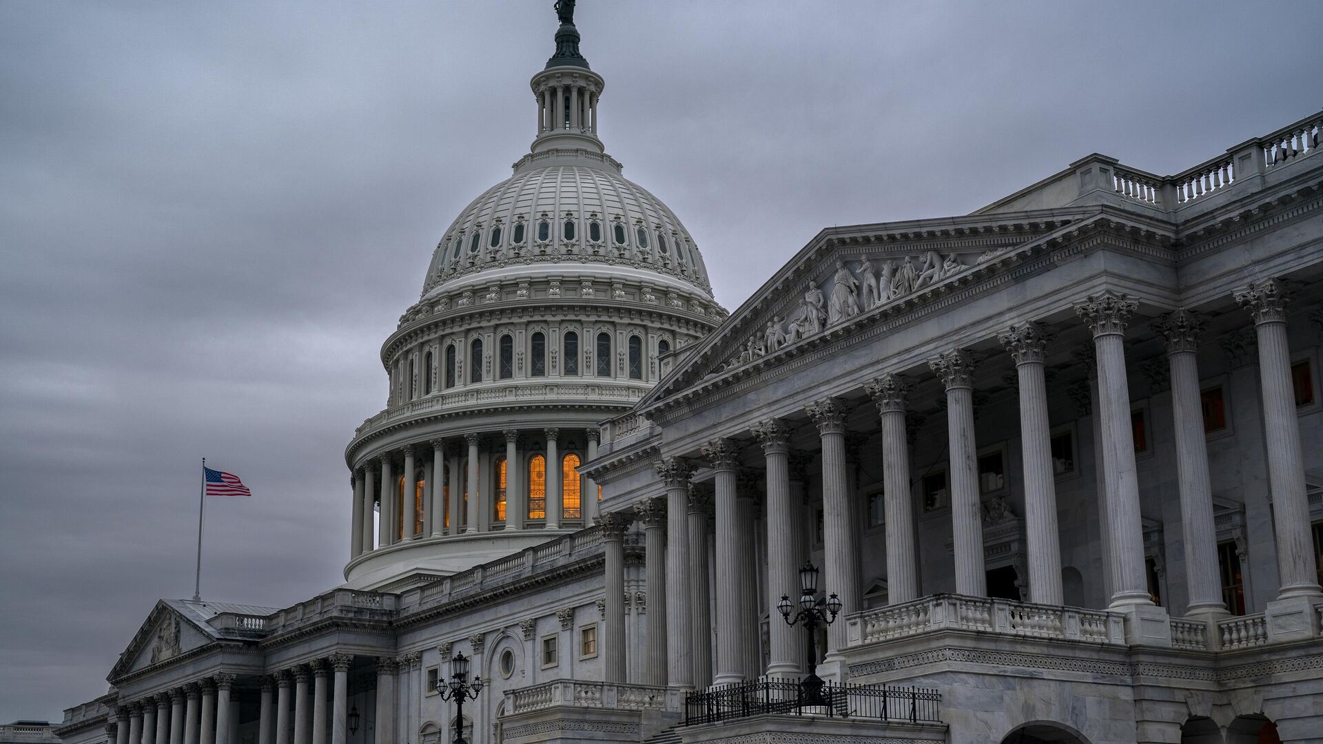 The Senate side of the Capitol is seen in Washington, early Thursday, Dec. 22, 2022, as lawmakers rush to complete passage of a bill to fund the government before a midnight Friday deadline, at the Capitol in Washington, Thursday, Dec. 22, 2022. - Sputnik International, 1920, 29.03.2023