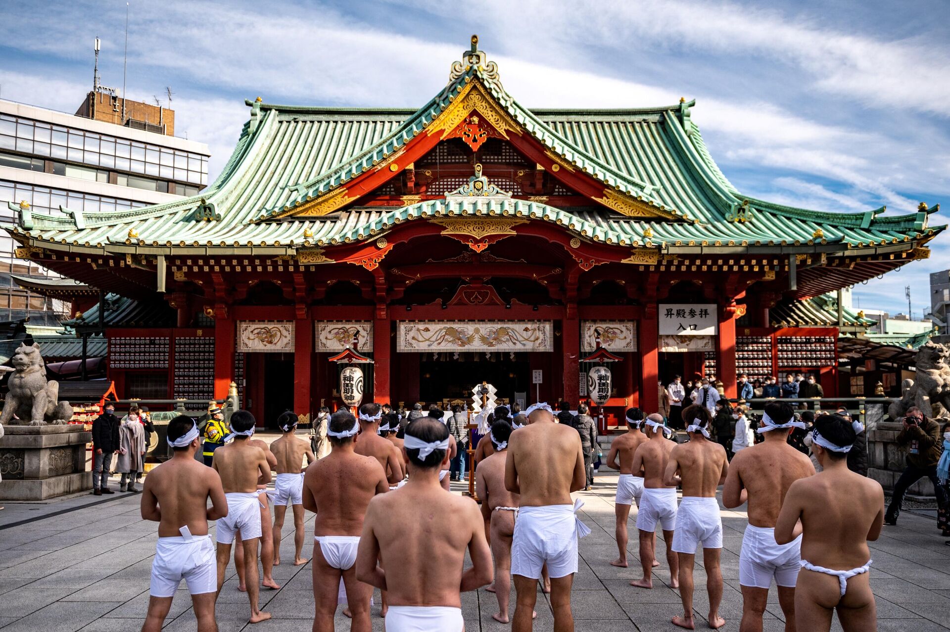 Shinto believers of the Kanda Myojin Shrine prepare to pray before a bath in cold water to purify their souls and bodies during a New Year ritual in Tokyo on January 15, 2022. (Photo by Philip FONG / AFP) - Sputnik International, 1920, 24.12.2022