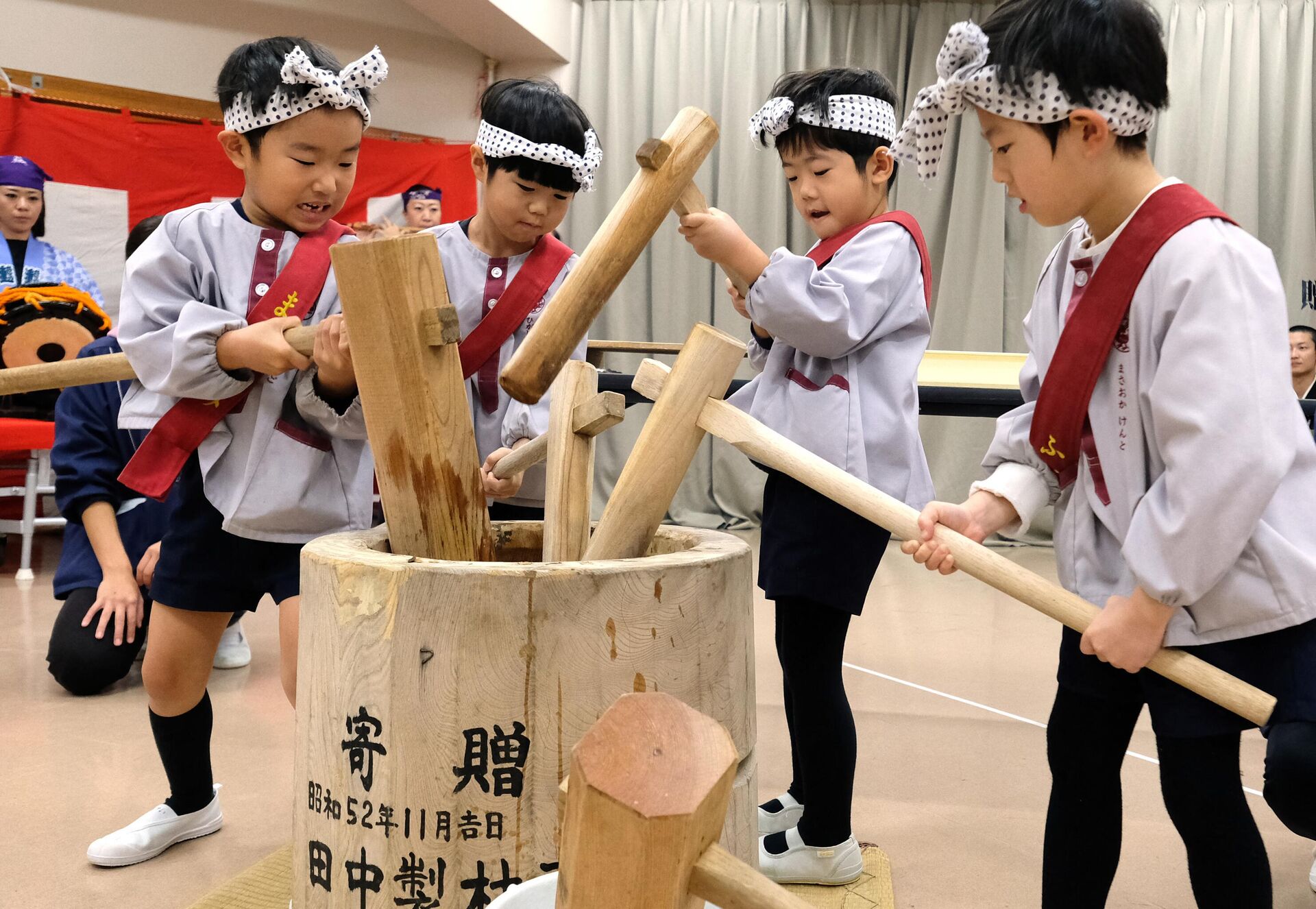 Japanese kindergarten children wearing traditional headwear use wooden hammers to pound steamed rice into a mochi rice cake during the annual mochi-tsuki event to celebrate the New Year at a kindergarten in Tokyo on December 6, 2018. (Photo by Kazuhiro NOGI / AFP) - Sputnik International, 1920, 24.12.2022