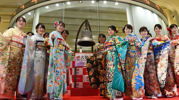 Employees in Japanese traditional Kimonos pose during the Tokyo Stock Exchange's new year business ceremony in Tokyo on January 4, 2019. (Photo by TOSHIFUMI KITAMURA / AFP) - Sputnik International