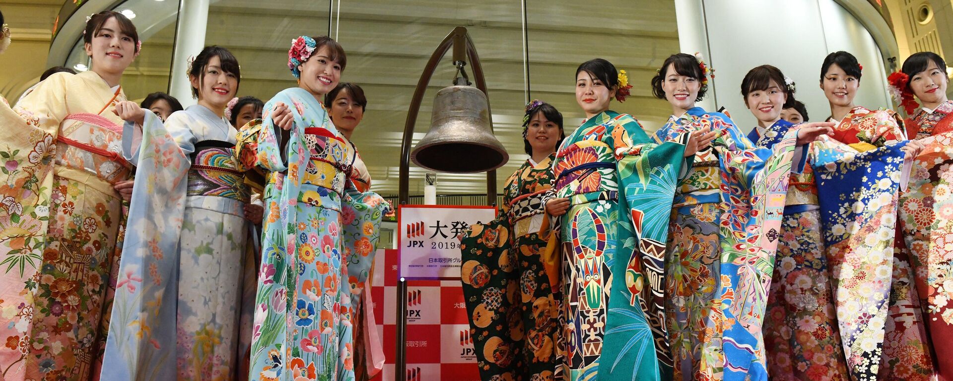 Employees in Japanese traditional Kimonos pose during the Tokyo Stock Exchange's new year business ceremony in Tokyo on January 4, 2019. (Photo by TOSHIFUMI KITAMURA / AFP) - Sputnik International, 1920, 24.12.2022