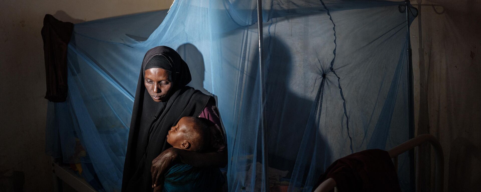 Maimun Ali, 31, holds her two-year-old child at Sahal Macalin Ciise Stabilization Centre in Baidoa, Somalia, on February 14, 2022.  - Sputnik International, 1920, 24.12.2022