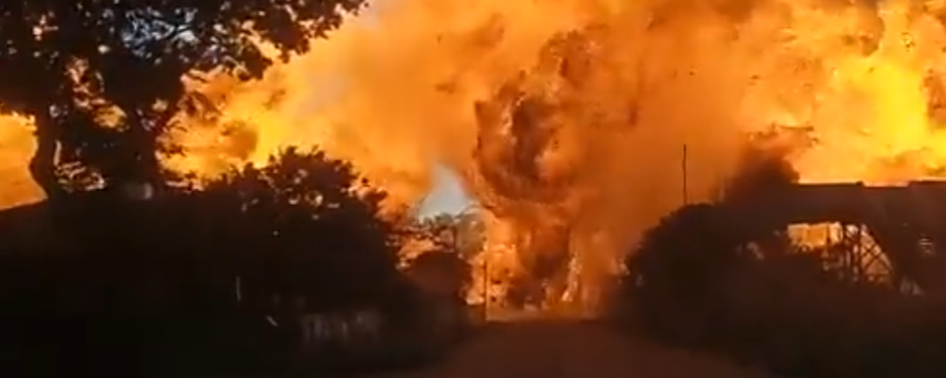 A screeshot of a video fom social media, showing an explosion of a gas tanker in Boksburg, South Africa on December 24, 2022 - Sputnik International, 1920, 29.03.2026