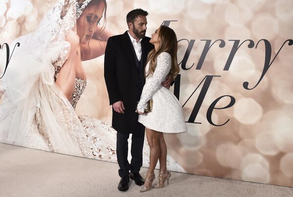 Cast members Jennifer Lopez and Ben Affleck attend a photo call for a special screening of &quot;Marry Me&quot; at DGA Theater on Tuesday, Feb. 8, 2022, in Los Angeles. - Sputnik International