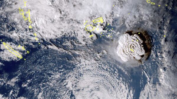На спутниковом снимке показано извержение подводного вулкана в тихоокеанской стране Тонга, вызвавшее цунами - Sputnik International