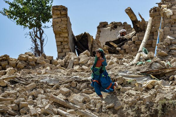 An Afghan child walks amidst the rubble of damaged houses following an earthquake in Bermal district, Paktika province, on June 23, 2022. Desperate rescuers battled against the clock and heavy rain on June 23 to reach cut-off areas in eastern Afghanistan after a powerful earthquake killed at least 1,000 people and left thousands more homeless. - Sputnik International
