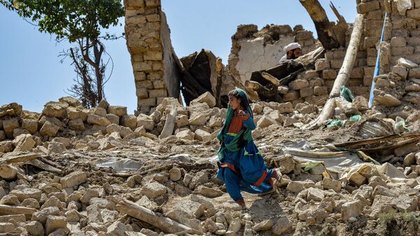 Девочка у разрушенного дома после землетрясения в Афганистане  - Sputnik International