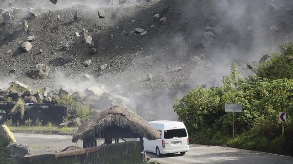 Падение камней во время землетрясения в Бауко, Филиппины, 27 июля 2022 года - Sputnik International