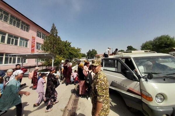 Residents of the Leylek district of Kyrgyzstan&#x27;s Batken Region evacuate from their homes due to shelling by Tajikistani troops. - Sputnik International