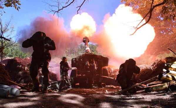 Lugansk People&#x27;s Militia howitzer shells Ukrainian troops near Popasnaya. - Sputnik International