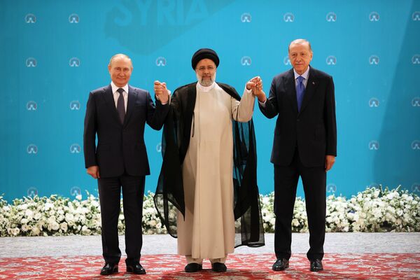 Russia&#x27;s President Vladimir Putin (L), Iranian President Ebrahim Raisi (C) and Turkish President Recep Tayyip Erdogan (R) at an Astana Process meeting on Syrian conflict settlement. July 19, 2022. - Sputnik International