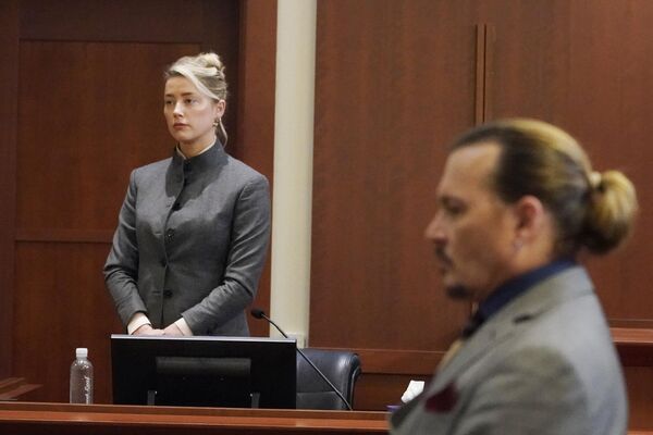 US actors Amber Heard and Johnny Depp watch as the jury leaves the courtroom at the end of the day at the Fairfax County Circuit Courthouse in Fairfax, Virginia, May 16, 2022. US actor Johnny Depp sued his ex-wife Amber Heard for libel after she wrote an op-ed in The Washington Post in 2018 referring to herself as a &quot;public figure representing domestic abuse.&quot; - Sputnik International