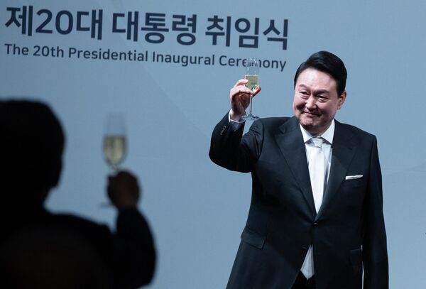South Korea&#x27;s President Yoon Suk-yeol proposes a toast to foreign guests at an inaugural dinner at a hotel in Seoul on May 10, 2022. - Sputnik International