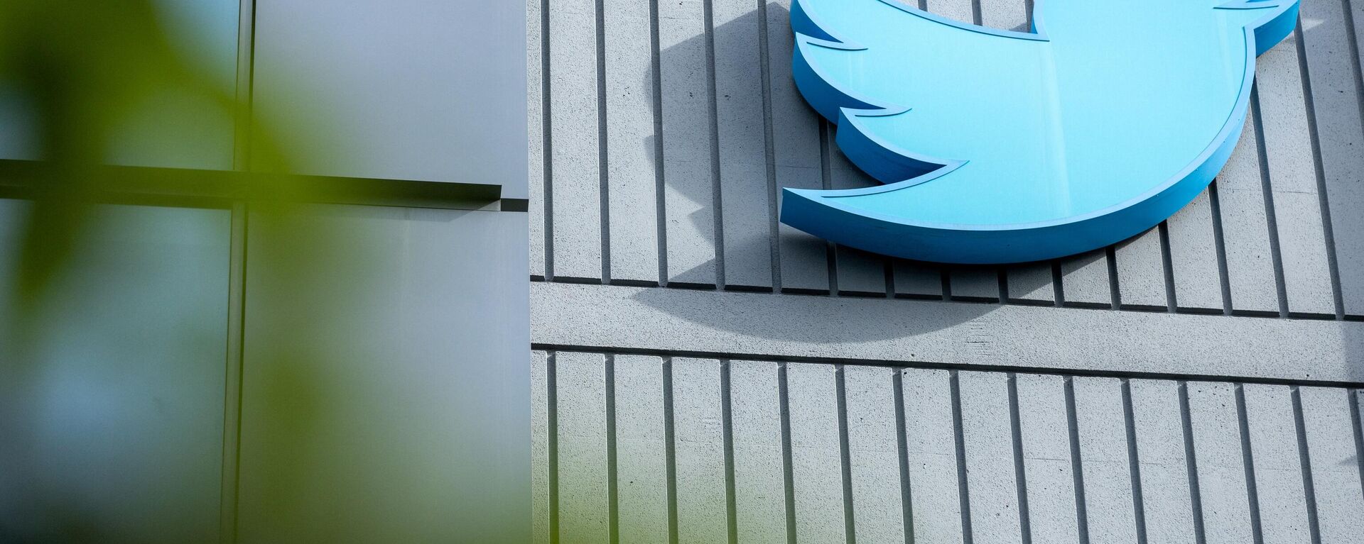 The Twitter logo is seen on a sign on the exterior of Twitter headquarters in San Francisco, California, on October 28, 2022 - Sputnik International, 1920, 25.12.2022
