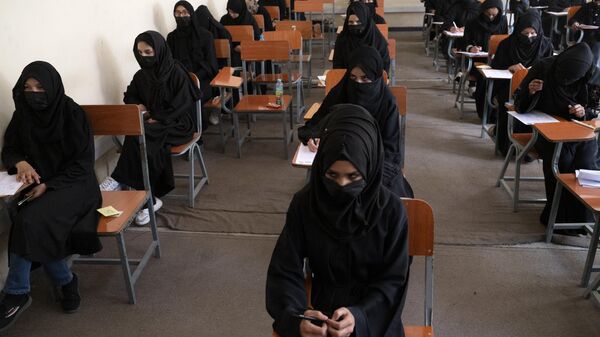  In this file photo taken on October 13, 2022, Afghan female students take an entrance exam at Kabul University in Kabul. - Sputnik International
