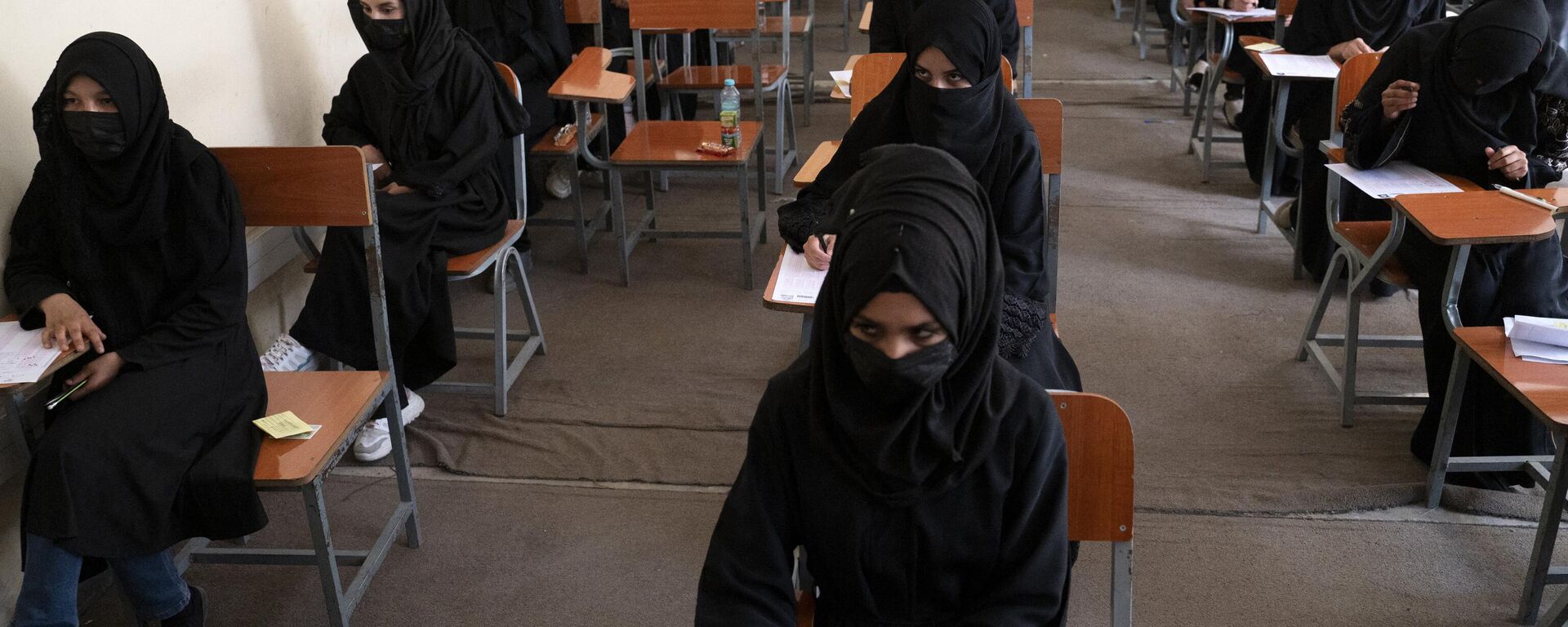  In this file photo taken on October 13, 2022, Afghan female students take an entrance exam at Kabul University in Kabul. - Sputnik International, 1920, 25.12.2022