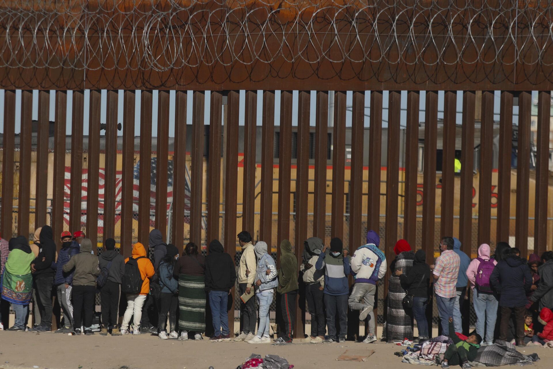 Migrants queue at the border wall to be received by Border Patrol agents after crossing the Rio Bravo river (or Rio Grande river, as it is called in the US) from Ciudad Juarez, Chihuahua state, Mexico to El Paso, Texas, US on December 21, 2022 - Sputnik International, 1920, 26.12.2022