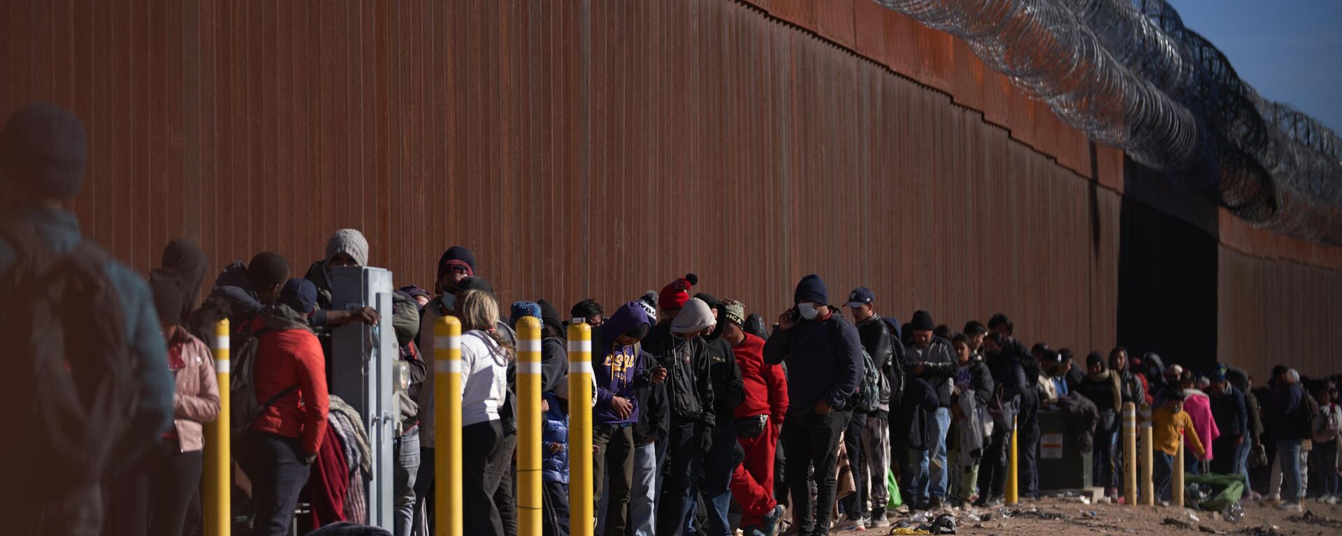 Hundreds of migrants line up to be processed by US Border Patrol under the Stanton Street Bridge after illegally entering the US, in El Paso, Texas, on December 22, 2022 - Sputnik International, 1920, 10.01.2023